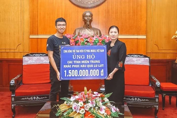 Đại diện TW MTTQ VN – bà Trương Thị Ngọc Ánh tiếp nhận 1,5 tỷ đồng từ Cộng đồng Bộ môn thể thao điện tử PUBG Mobile Việt Nam.