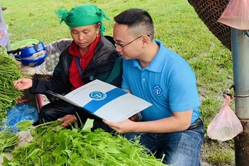 Vận động người dân tham gia bảo hiểm xã hội tự nguyện (Ảnh: BHXH tỉnh Lai Châu).