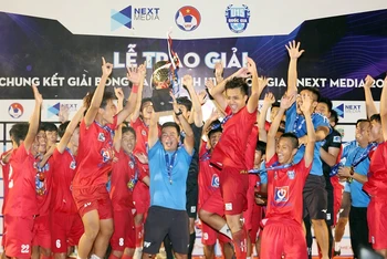 Đội U15 PVF nhận Cúp vô địchh.
