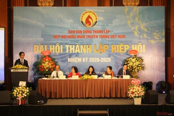 Ban lãnh đạo Hiêp hội Nước mắm truyền thống Việt Nam trả lời câu hỏi báo giới. 