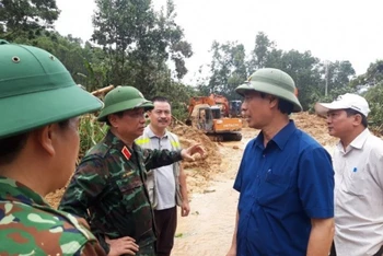 Thứ trưởng GTVT Lê Đình Thọ chỉ đạo khắc phục thiệt hại hạ tầng giao thông tại miền trung.