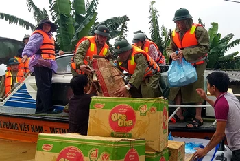 Bộ đội Biên phòng tỉnh Quảng Bình cứu trợ cho người dân vùng lũ (Ảnh minh họa: HƯƠNG GIANG).
