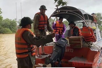  Lực lượng vũ trang Quảng Bình cứu trợ mì tôm khẩn cấp cho người dân vùng lũ Lệ Thủy. (Ảnh: HƯƠNG GIANG)