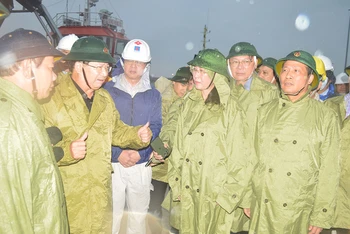 Tại cảng Dung Quất, Phó Thủ tướng Trịnh Đình Dũng trao đổi nhanh với lãnh đạo tỉnh Quảng Ngãi về công tác ứng phó bão số 9.