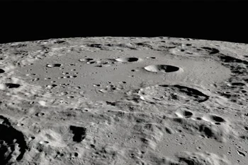 Miệng núi lửa Clavius trên mặt trăng được Tàu quỹ đạo Trinh sát Mặt trăng của NASA chụp. Ảnh: NASA.