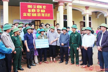 Lãnh đạo tỉnh Quảng Trị tặng UBND xã Hướng Việt 300 triệu đồng để kịp thời giải quyết những khó khăn ban đầu cho người dân.