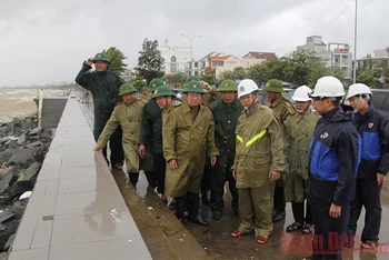 Phó Thủ tướng Trịnh Đình Dũng và Đoàn công tác đã có chuyến đi khảo sát tình hình trú tránh bão của người dân tại địa phương và một số tuyến đường biển xung yếu của Đà Nẵng. 