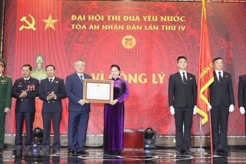 Chủ tịch Quốc hội Nguyễn Thị Kim Ngân trao Huân chương Độc lập hạng nhất cho Tòa án nhân dân tối cao. (Ảnh: TTXVN)