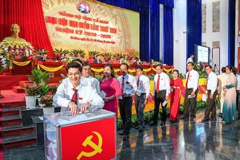Đại biểu tỉnh Cà Mau bỏ phiếu bầu Đoàn đại biểu đi dự Đại hội đại biểu toàn quốc lần thứ XIII của Đảng.