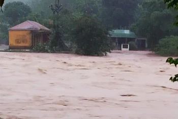 Chiều 28-10, nước lũ lại ngập nhiều thôn, bản ở miền núi Quảng Trị.