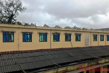 Trường học ở Quảng Ngãi bị tốc mái. (Ảnh: HIỂN CỪ)