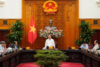 Thủ tướng Nguyễn Xuân Phúc phát biểu ý kiến tại cuộc họp.