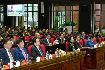 Các đồng chí lãnh đạo Đảng, Nhà nước và các đại biểu dự phiên bế mạc đại hội. 