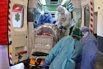 Nhân viên y tế chuyển bệnh nhân Covid-19 tới bệnh viện tại Varese, Italy, ngày 19-10-2020. (Ảnh: AFP/ TTXVN)