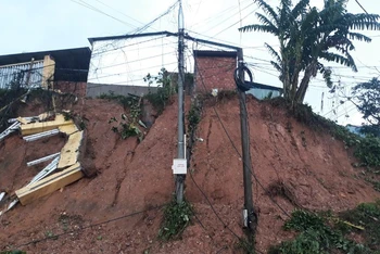 Hiện trường một vụ sạt lở đất khác tại khu vực xã Trà Mai, huyện Nam Trà My chiều 28-10 (Ảnh: CTV).
