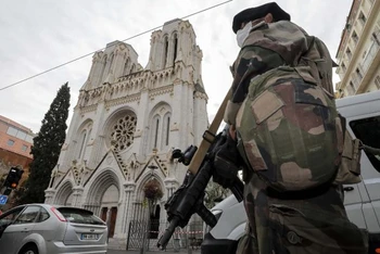 Binh sĩ bảo vệ Nhà thờ Đức Bà tại Nice. (Ảnh: CNN)