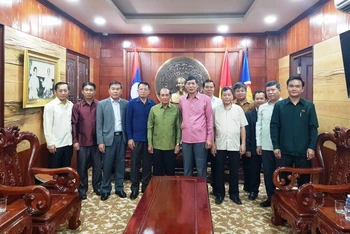 Bí thư, Tỉnh trưởng tỉnh Luang Prabang Khamkhan Chanthavisuk và đoàn đại biểu Đảng bộ và chính quyền tỉnh Luang Prabang tại Tổng Lãnh sự quán, ngày 30-10.