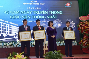 Phó Chủ tịch nước Đặng Thị Ngọc Thịnh trao Huân chương Lao động hạng nhì cho ba cá nhân. 