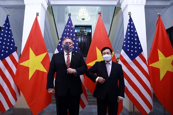Phó Thủ tướng, Bộ trưởng Ngoại giao Phạm Bình Minh (bên phải) và Ngoại trưởng Hoa Kỳ Michael Pompeo. (Ảnh: Bộ Ngoại giao Việt Nam)