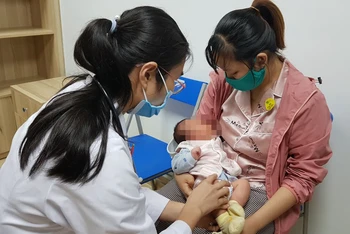 BS Trần Thị Lý khám cho trẻ sơ sinh. 