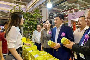 Hội chợ OCOP Quảng Ninh 2020 thu hút đông đảo người dân, du khách đến mua các sản phẩm của Quảng Ninh và các vùng miền trong cả nước.