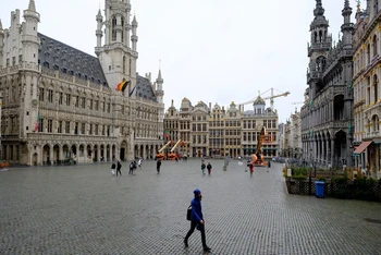Quảng trường lớn Grand Place tại Brussels, Bỉ, vắng vẻ trong mùa dịch bệnh. (Ảnh: Getty Images)