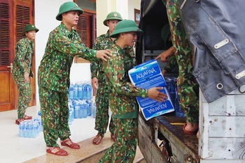 Vận chuyển hàng hóa, giao cho Sư đoàn Phòng không 372 để tiếp tế cho người dân bị cô lập tại huyện Phước Sơn