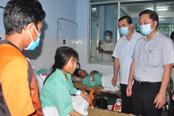 Lãnh đạo tỉnh thăm các bệnh nhân trong vụ sạt lở đang điều trị tại Bệnh viện ĐK Quảng Nam.