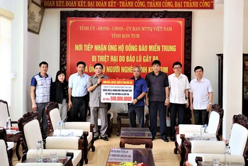 Bí thư Tỉnh ủy Đắk Lắk Bùi Văn Cường trao số tiền hỗ trợ 500 triệu đồng cho tỉnh Kon Tum giúp nhân dân khắc phục hậu quả do cơn bão số 9 gây ra.