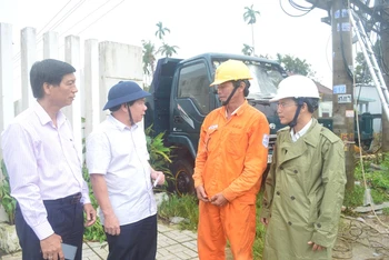 Chủ tịch UBND tỉnh Quảng Ngãi Đặng Văn Minh (thứ hai từ trái sang) kiểm tra công tác khắc phục hệ thống lưới điện vào sáng 31-10. (Ảnh: HIỂN CỪ)
