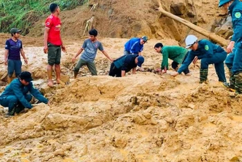 Lực lượng chức năng tìm kiếm hai cán bộ xã ở Phước Sơn, Quảng Nam bị vùi lấp, mất tích.