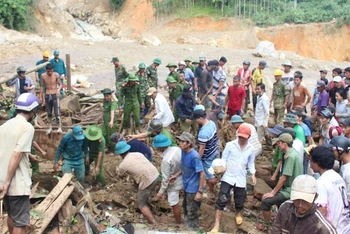 Lực lượng chức năng tìm kiếm các nạn nhân còn mất tích sau sạt lở ở xã Trà Leng, Nam Trà My, Quảng Nam.