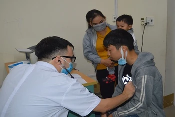 Các cán bộ y tế khám sàng lọc miễn phí cho trẻ em Yên Bái.