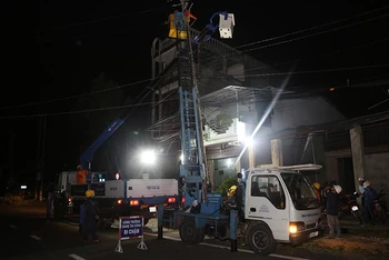 Công nhân, kỹ sư ngành điện tăng ca làm xuyên đêm để sớm khôi phục lưới điện.