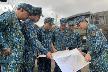 Thiếu tướng Phạm Trường Sơn (bên phải) trực tiếp chỉ đạo việc vận chuyển hàng cứu trợ cho người dân hiện bị cô lập tại Phước Lộc và Phước Thành, huyện Phước Sơn. Ảnh: VOV.vn