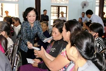 Đồng chí Trương Thị Mai tặng quà, chia sẻ khó khăn với người dân phường Hương Văn, Hương Vân (thị xã Hương Trà).