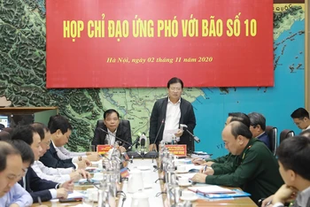 Phó Thủ tướng Trịnh Đình Dũng phát biểu tại cuộc họp ứng phó bão số 10 (Goni).