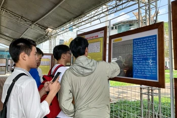 Sinh viên Đại học Đà Nẵng tham quan hiện vật và trải nghiệm ứng dụng công nghệ tại triển lãm.