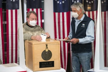 Cử tri tại thị trấn Dixville Notch, bang New Hampshire đi bỏ phiếu đầu tiên trong Ngày Bầu cử. (Ảnh: AP)