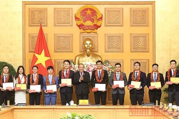 Đồng chí Trương Hòa Bình (đứng thứ sáu từ trái sang trong ảnh) trao Giải thưởng tặng các cán bộ, công chức, viên chức trẻ giỏi năm 2020.