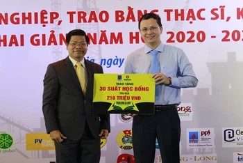 Lễ trao tặng học bổng dành cho sinh viên Đại học Dầu khí Việt Nam.