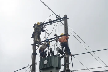 Ngành điện Quảng Ngãi huy động tổng lực khắc phục hệ thống lưới điện bị hư hỏng sau bão số 9.