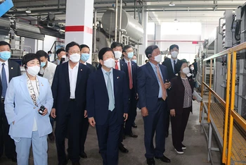 Chủ tịch Quốc hội Hàn Quốc Park Byeong-Seug thăm quan nhà máy Công ty Hyosung, huyện Nhơn Trạch, tỉnh Đồng Nai.
