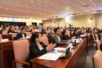 Nhiều vấn đề về phát triển kinh tế, xã hội đã được các đại biểu Quốc hội Lào thông qua tại Kỳ họp thứ 10, Quốc hội khóa VIII.