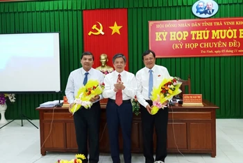 Đồng chí Ngô Chí Cường, Bí thư Tỉnh ủy (giữa) tặng hoa chúc mừng tân Chủ tịch HĐND Kim Ngọc Thái (trái) và tân Chủ tịch UBND Lê Văn Hẳn.