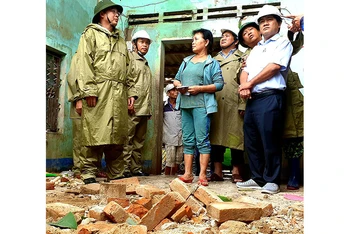Ông Hồ Quốc Dũng, Bí thư Tỉnh ủy, Chủ tịch UBND tỉnh Bình Định thăm hỏi, động viên hộ dân có nhà bị sập do ảnh hưởng của bão số 9 tại Nhơn Mỹ, thị xã An Nhơn.
