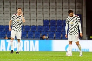 Vẻ thất vọng của các cầu thủ Man United sau trận thua Istanbul Basaksehir.