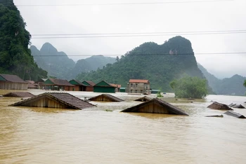 Nước ngập đến nóc nhà dân tại vùng lũ Tân Hóa, Quảng Bình trong đợt lũ tháng 10 vừa qua (Ảnh: Hương Giang).