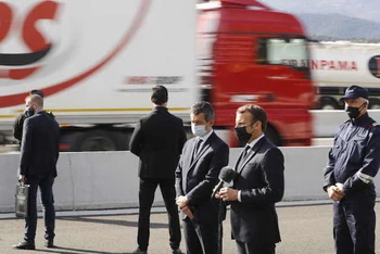 Tổng thống Emmanuel Macron và Bộ trưởng Nội vụ Gérald Darmanin thăm trạm kiểm soát biên giới Perthus. (Ảnh: Le Monde)