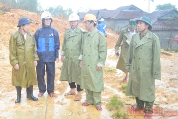Chủ tịch UBND tỉnh Quảng Ngãi Đặng Văn Minh thị sát khu vực sạt lở núi tại thôn Cưa, xã Trà Hiệp, huyện Trà Bồng. (Ảnh: HIỂN CỪ)